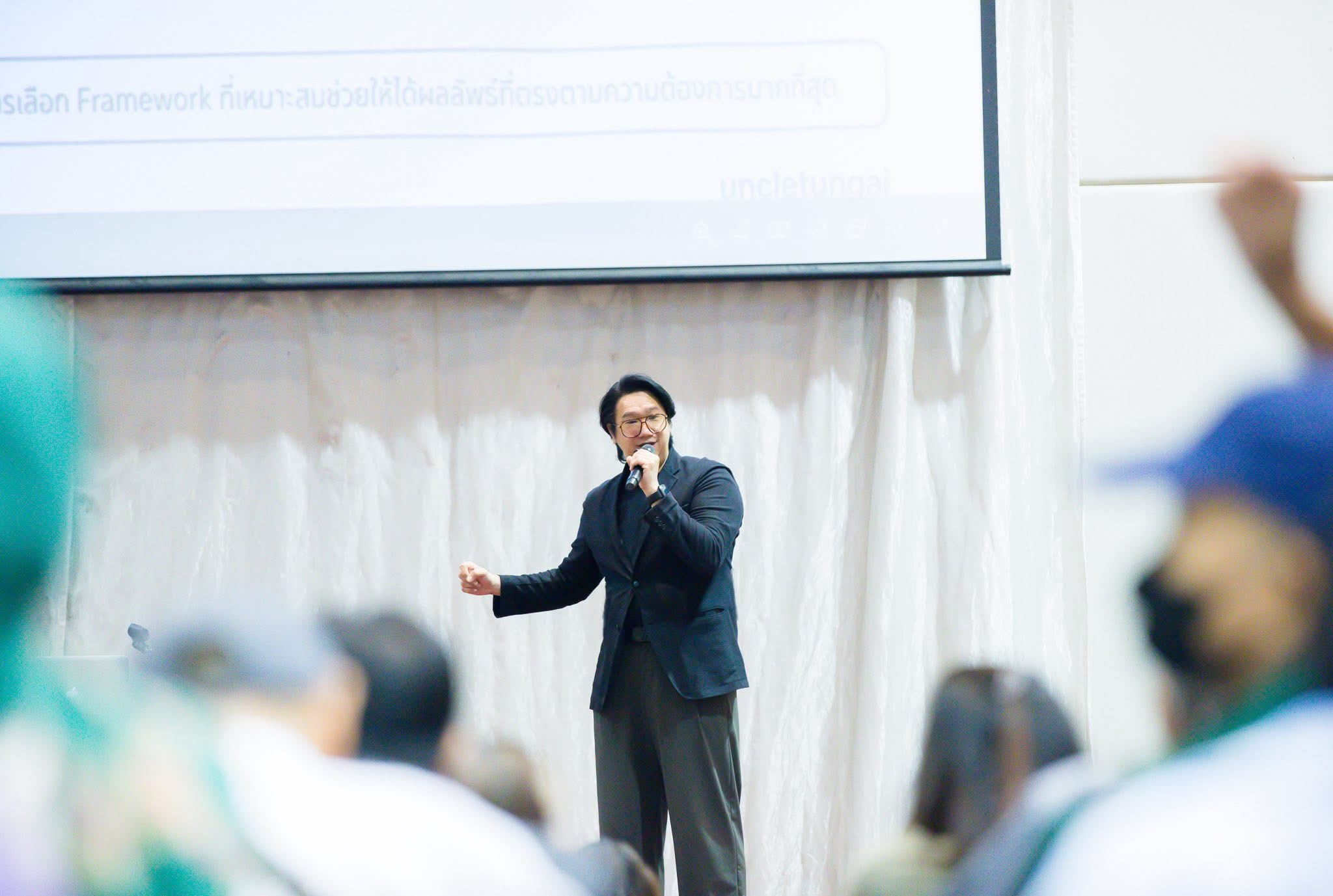 บรรยายบนเวทีพร้อมสไลด์เทคนิค Prompt Framework