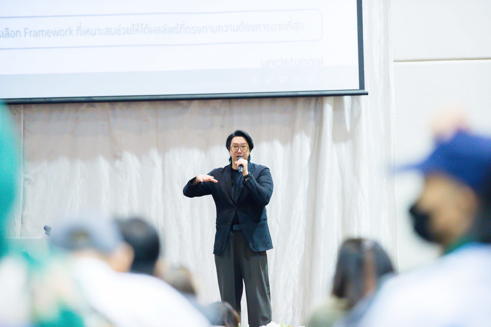 Uncle Tung บรรยายบนเวทีหัวข้อการเลือก Prompt Framework