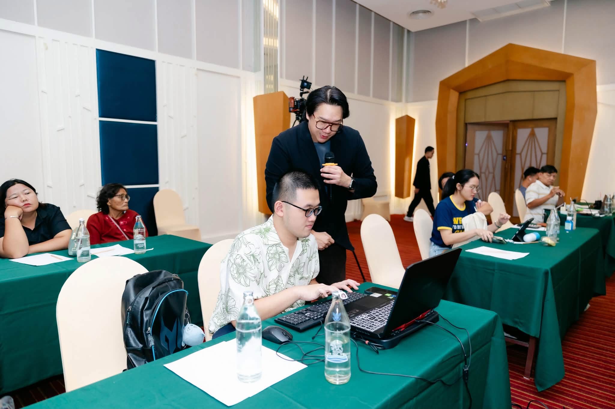 แนะนำผู้เข้าอบรมทำเวิร์กช็อปที่หน้าจอโน้ตบุ๊กเป็นรายคน